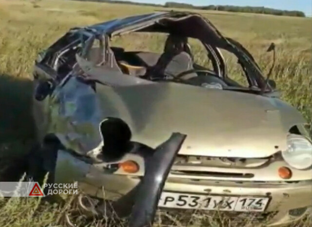 Женщина и ребенок погибли в перевернувшемся автомобиле в Челябинской области