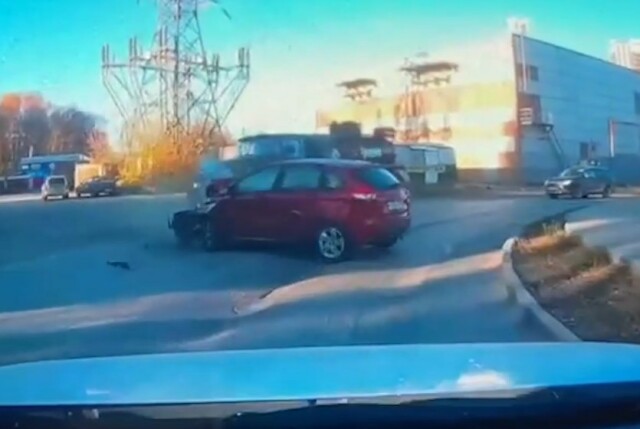 В Новосибирске водитель хэтчбека не вписался в поворот и столкнулся с грузовиком