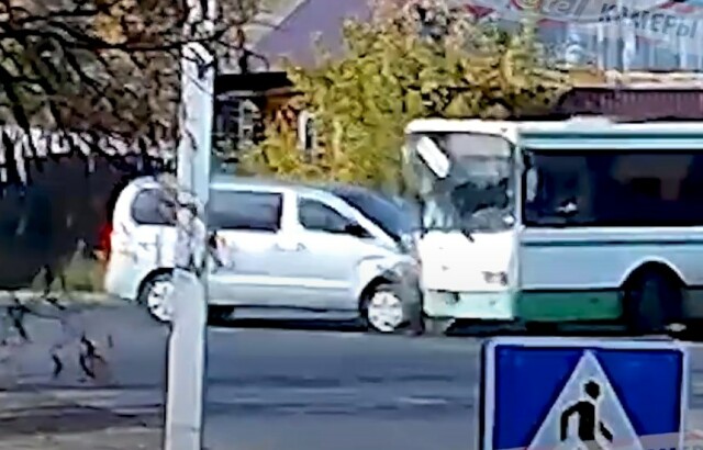 Автобус и микроавтобус столкнулись на перекрестке в Рыбинске