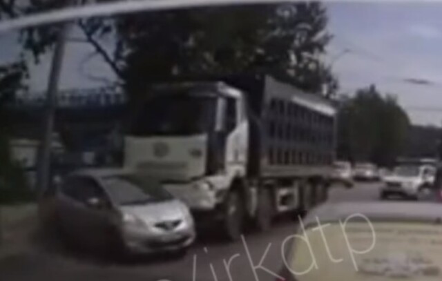 Авария на перекрестке в Иркутске: водитель самосвала при повороте не заметил легковой автомобиль