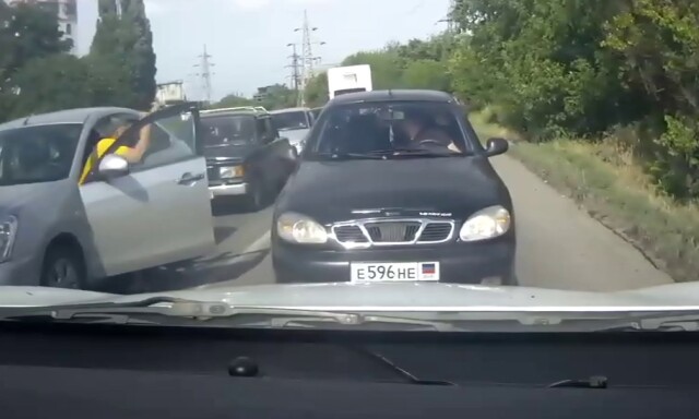 Дорожный инцидент в Таганроге: вынудил водителя «Ланоса» сдать назад