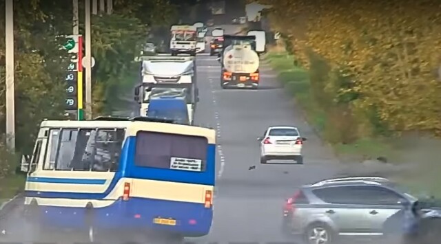 Автобус и легковой автомобиль столкнулись в Каменском