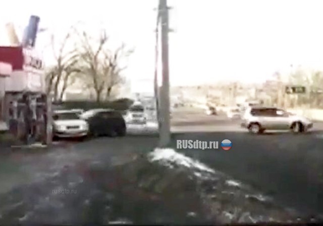 Разбиты три машины и ларек (с) 