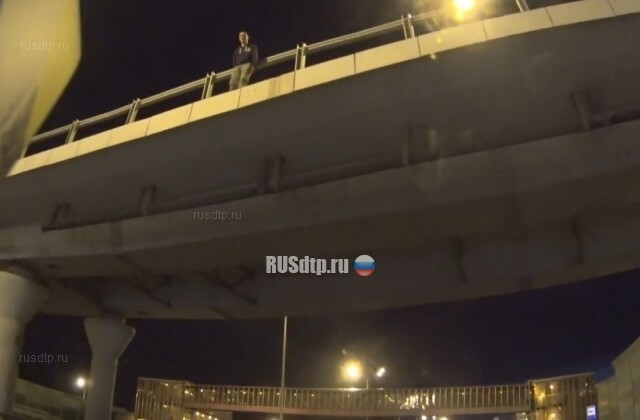 Байкер спас мужчину, пытавшегося спрыгнуть с эстакады на Минском шоссе 