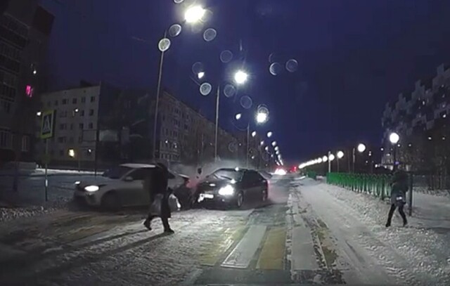 В Надыме водитель «Тойоты» подбил на пешеходном переходе машину и скрылся с места ДТП 