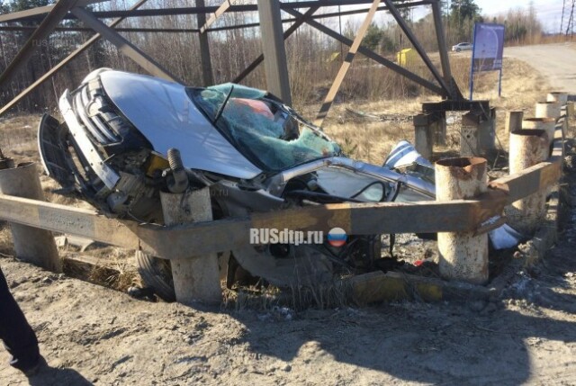 Под Нижневартовском «Toyota Corolla» столкнулась с опорой ЛЭП. Погиб водитель 