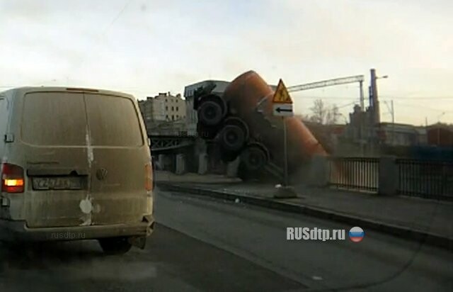 Момент падения бензовоза в канал в Петербурге зафиксировал видеорегистратор 