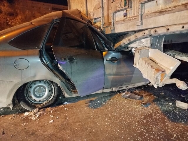 Lada Granta врезалась в стоящую фуру в Магнитогорске: погибли водитель и пассажир 