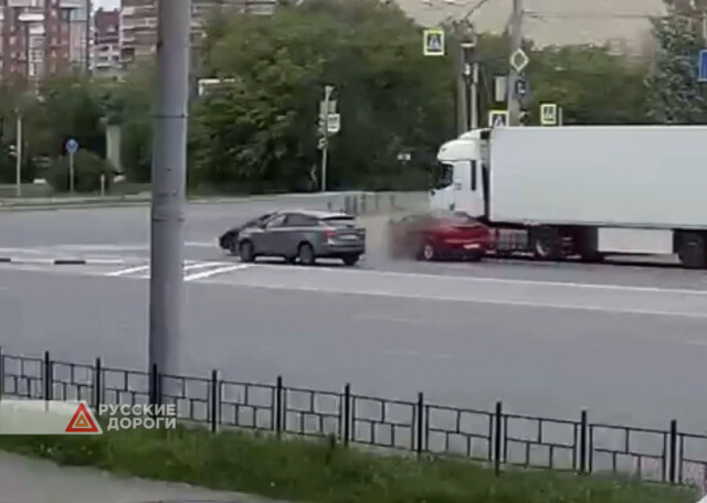 Mitsubishi Lancer въехал в автомобиль на перекрестке в Омске
