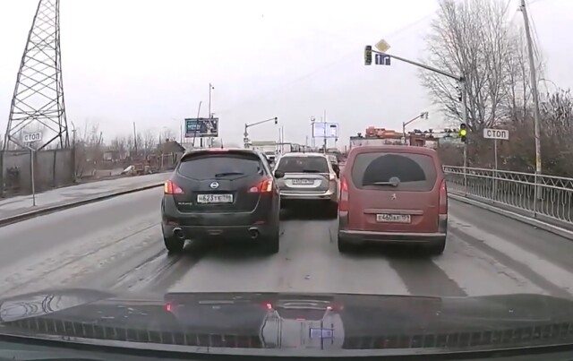 Авария в Екатеринбурге: водитель не захотел впускать легковушку в свою полосу