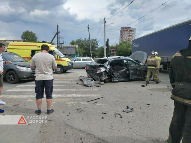 В Омске Peugeot 408 столкнулся с фурой. ВИДЕО 