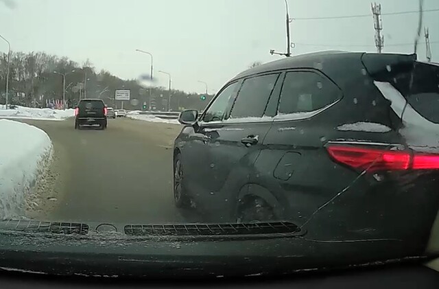 «Столкновения избежать не удалось»: два автомобиля столкнулись на кольце в Подольске