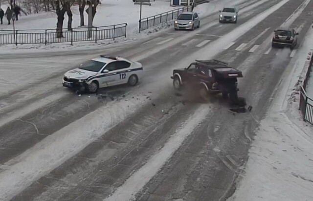 Водитель «Нивы» не пропустил автомобиль ДПС на перекрестке в Улан-Удэ