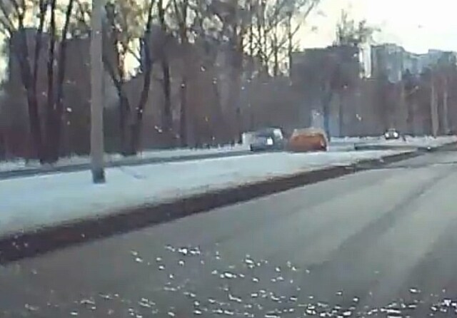 В Красноярске водитель «Тойоты» не справился с управлением на скользкой дороге и снес столб