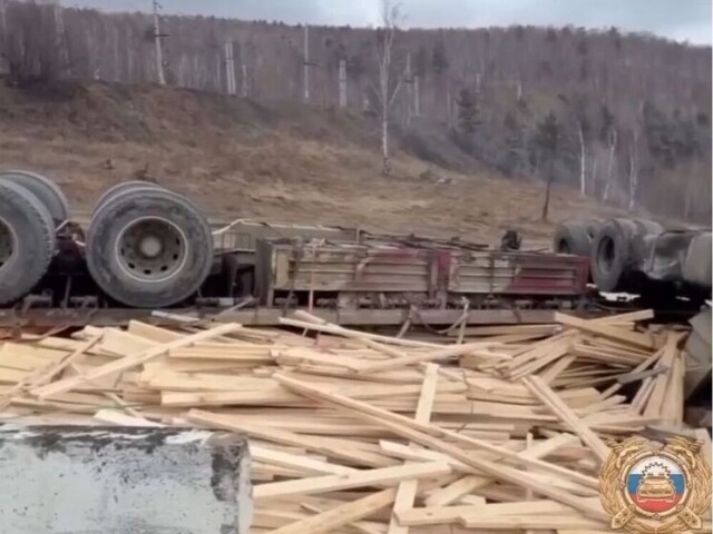 Фура со стройматериалами съехала в кювет и перевернулась на трассе «Байкал» 