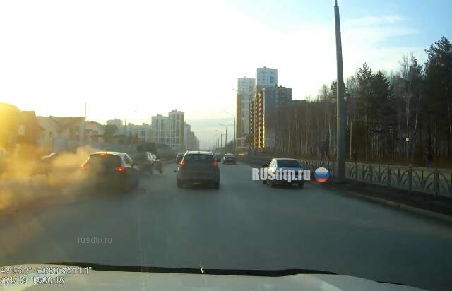 В Екатеринбурге водитель устроил ДТП и уходил от погони с открытым капотом