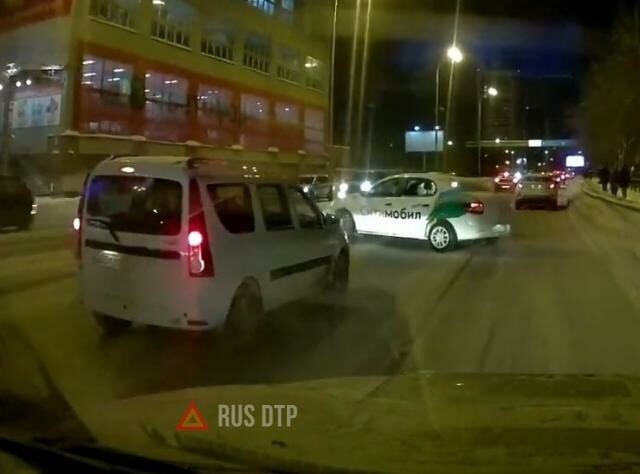 Такси выкинуло из колеи в Екатеринбурге