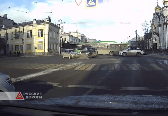 Bentley и ВАЗ-2114 не поделили перекресток в Екатеринбурге