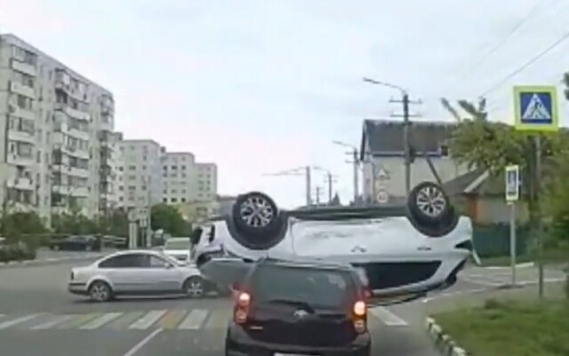 Автомобиль оказался на крыше в результате жесткого ДТП на перекрестке в Новороссийске