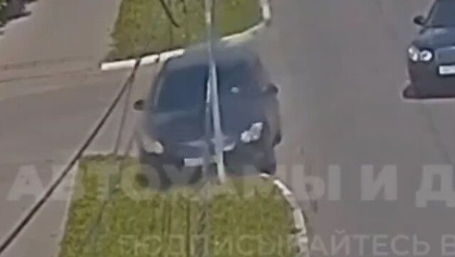 В Туле водитель пытался увернуться от автомобиля и врезался в столб