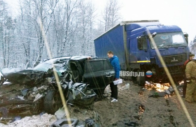 ВИДЕО: в Тверской области дальнобойщик врезался в машину с семьей 