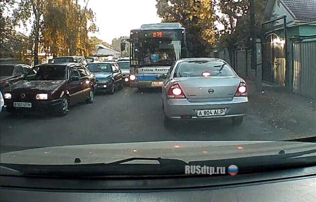 Автобус на встречке 