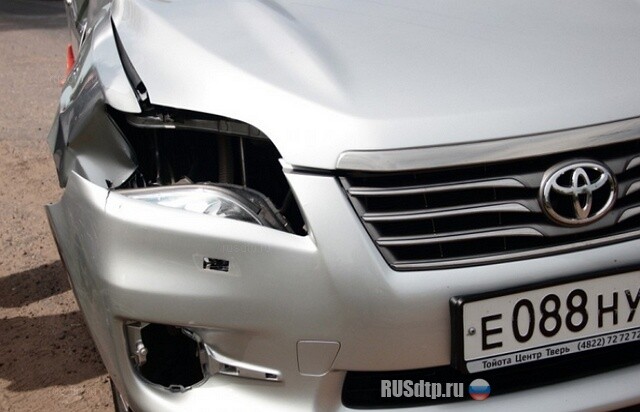 Сбил женщину с ребенком 