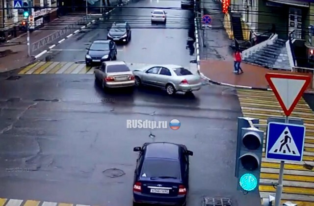 Столкновение трех автомобилей в Рязани запечатлела камера