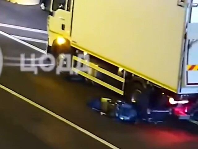 «Вытолкнул под грузовик»: два автомобиля и мотоцикл столкнулись на МКАД 