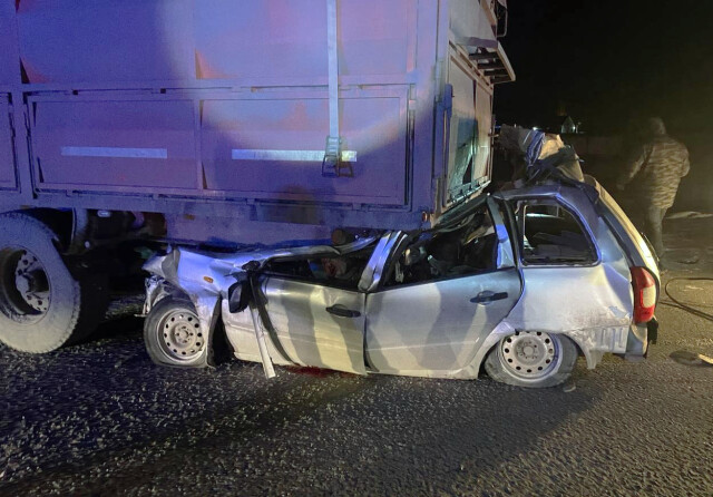 «Лада Калина» врезалась в прицеп на трассе «М-4 «Дон»: погибли водитель и пассажир 