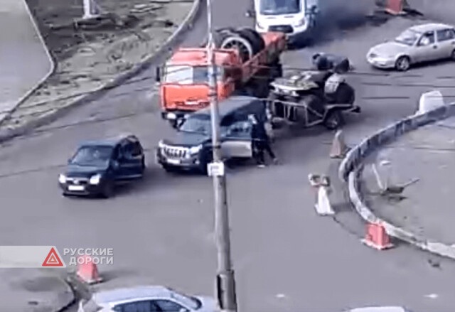 Два водителя подрались после ДТП на перекрестке в Вологде