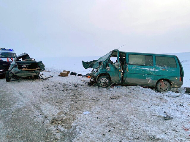 Четверо погибли в ДТП с участием легкового автомобиля и микроавтобуса в Тюменской области 
