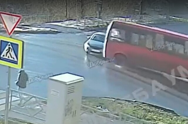 Автобус снёс легковой автомобиль на перекрестке в Кирове