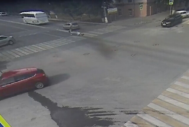 В Волгограде женщина сбила мать и дочь, переходивших дорогу по пешеходному переходу