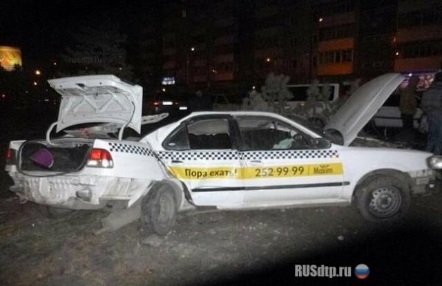 В Красноярске автомобиль такси врезался в столб. Двое погибли 