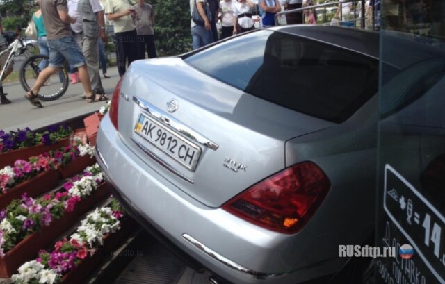 Въехала в пиццерию 