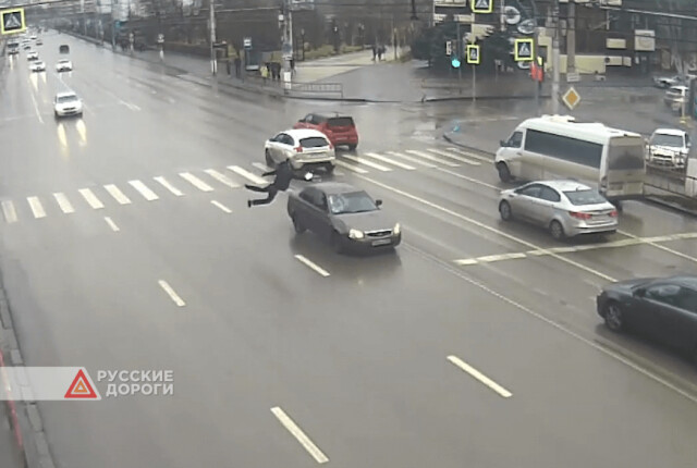 В Волгограде пешеход попал под колеса «Приоры»
