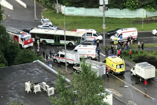 Семеро пострадали в ДТП с участием автобуса и внедорожника в Москве 