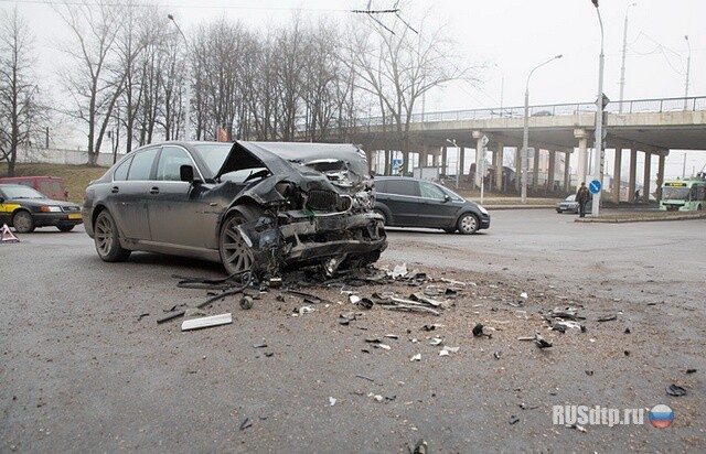 Остановил его троллейбус 