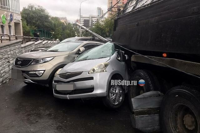 В Хабаровске пьяный водитель грузовика смял 13 машин 