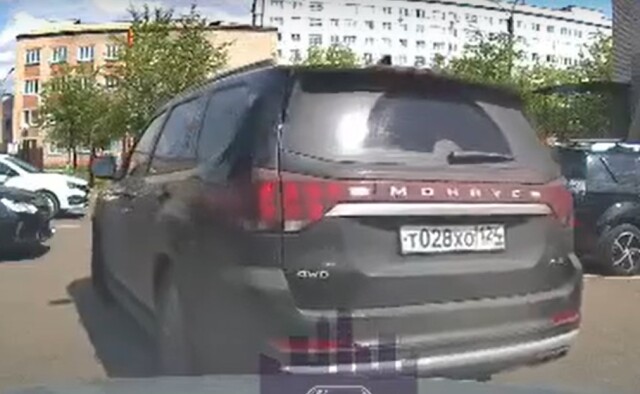 «Cдавал задним ходом и вину не признает»: водитель устроил ДТП на парковке в Красноярске