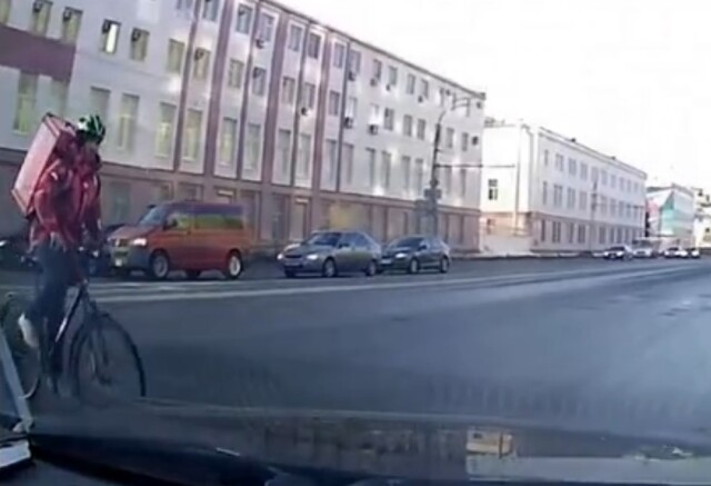 В Иванове велосипедист не спешился на пешеходном переходе и попал под колеса машины