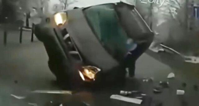 Женщина на «Ниссане» врезалась в ограждение и перевернулась на Можайском шоссе