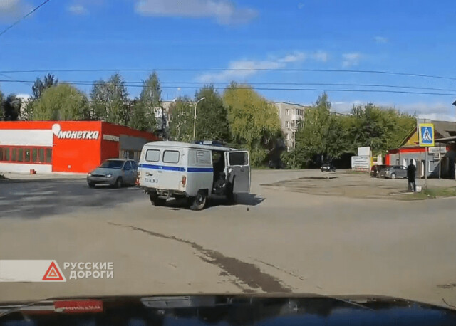 Полицейский выпал из машины на дорогу в Пермском крае