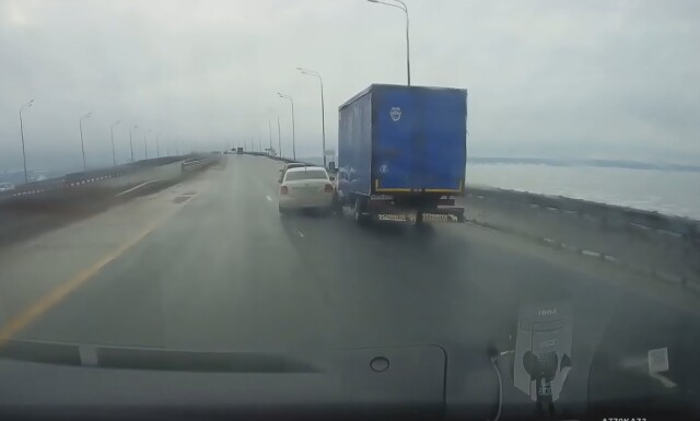 Volkswagen Polo и «Газель» столкнулись на Президентском мосту в Ульяновске