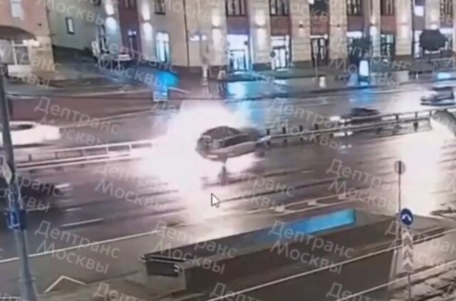 Огненное ДТП в Москве: внедорожник врезался в стоящую в левой полосе машину