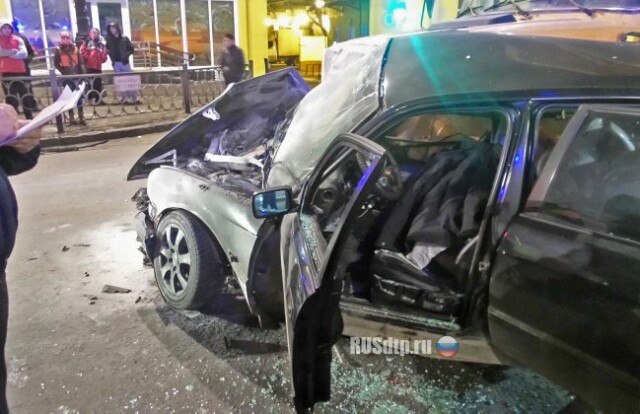 В Екатеринбурге BMW столкнулся с грузовиком. Погиб человек 