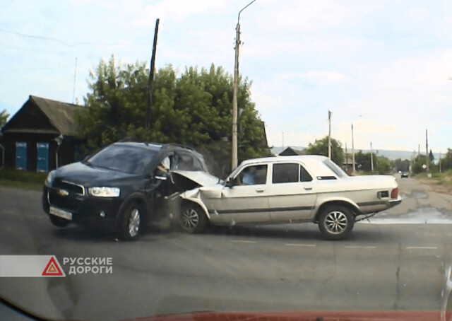 Chevrolet и «Волга» столкнулись на перекрестке