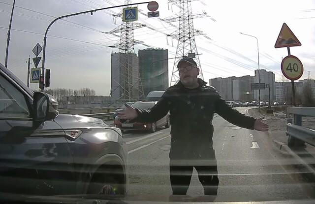 «Возмущался, что не пропустили»: момент ДТП с участием двух авто в Петербурге