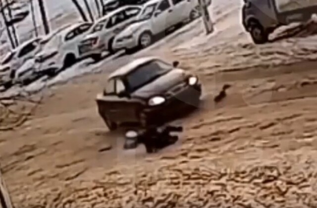 В Уфе 10-летний мальчик на снегокате скатился с горки прямо под колеса машины 